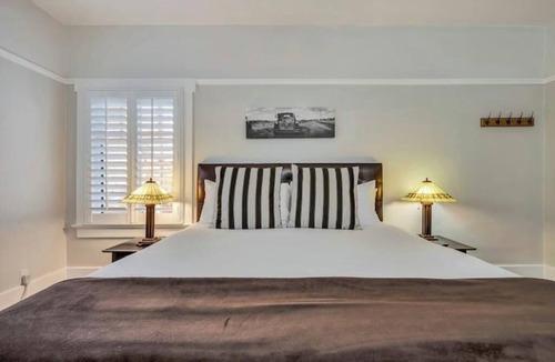 Calistoga Hotel | Elegant King Room, Walk to Best Wineries in Napa Valley