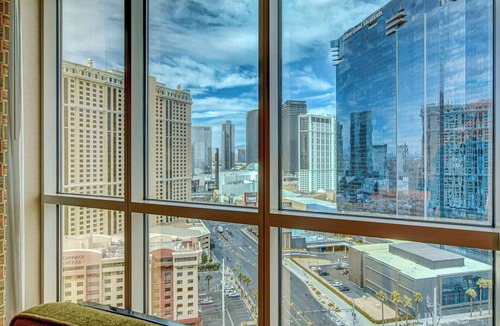 Las Vegas Apartment | Elegant MGM Studio Strip Views 19811