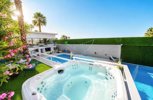 Las Vegas House | Elegant Mid Century Villa I Views, Pool, Gym and Spa