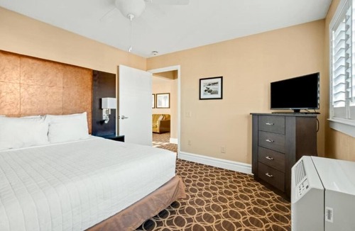 Corte Madera Hotel | Elegant Retreat | Near Golden Gate | Outdoor Pool | Free Parking | BBQ Area