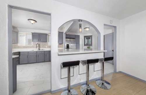 La Brea Bed & Breakfast | Elegant & Stylish Corner Home
