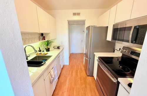 Walnut Creek Condo | Elevator, Private Parking Balcony, CalKingBed Entire rental unit in Wanut creek
