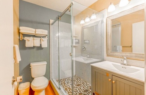Loma Alta Hotel | Enjoy a Restful Stay in 4 Tranquil Rooms Close to Oceanside Beach