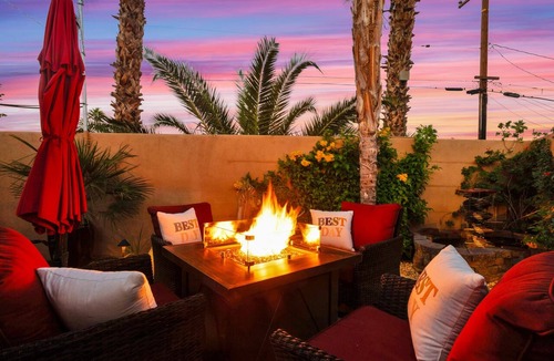 Chino Canyon House | Enjoy the MorningSun in a Stylish Townhouse with Private Spa & Putting Green