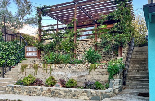 Eagle Rock Hotel | Enjoyable 2-bedroom Highland Park Oasis with Garden Terraces