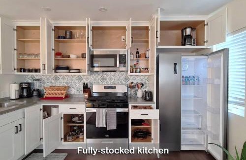 National City House | Entire Private House with Balcony Views, 10-mins to San Diego Gaslamp, Downtown, 3 Bedrooms 3 Bathrooms, Available Now