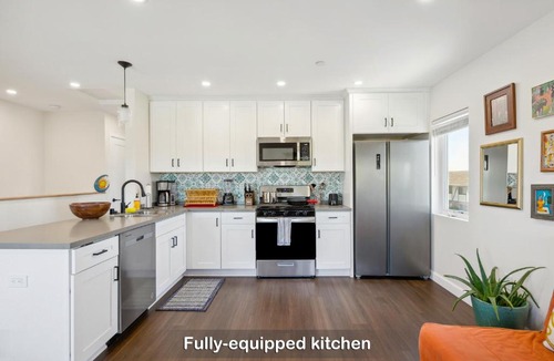 National City House | Entire Private House with Balcony Views, 10-mins to San Diego Gaslamp, Downtown, 3 Bedrooms 3 Bathrooms, Available Now