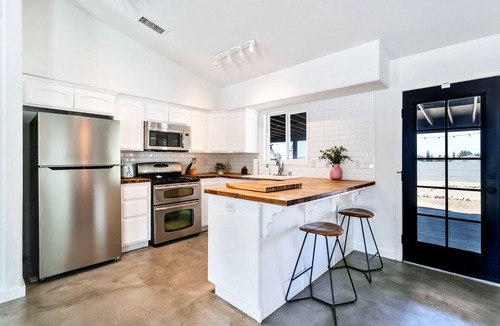 Pioneertown House | Epic Desert VIEWS, Walk to Pappy’s + Hot Tub, Fire Pit, Private, Dogs Welcome!