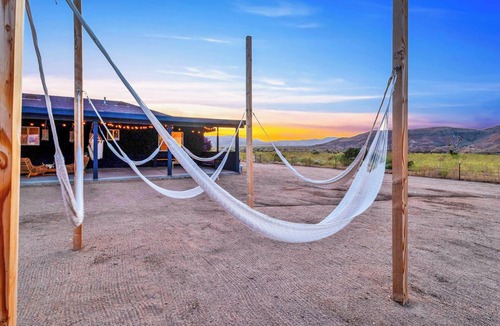 Pioneertown House | Epic Desert VIEWS, Walk to Pappy’s + Hot Tub, Fire Pit, Private, Dogs Welcome!