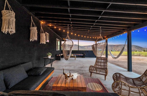 Pioneertown House | Epic Desert VIEWS, Walk to Pappy’s + Hot Tub, Fire Pit, Private, Dogs Welcome!