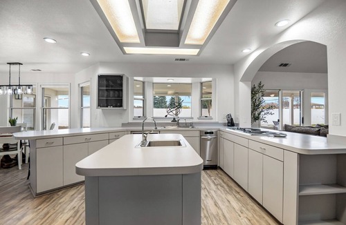 Visalia House | Escape to Bridgerton: Modern Amenities, Rustic Vibes, and a Peaceful Setting.