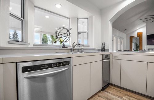 Visalia House | Escape to Bridgerton: Modern Amenities, Rustic Vibes, and a Peaceful Setting.