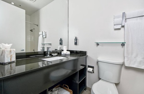 South Beach Hotel | European-Style Comfort Near Fisherman's Wharf – Elegant Room