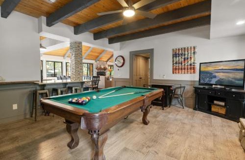 Evergreen Estates House | Evergreen -LUXURY CABIN WITH A HOT TUB, GAME ROOM & 3 EN-SUITE BEDROOMS!