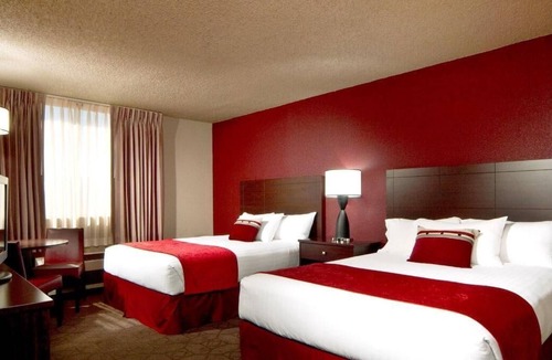 Laughlin House | Everything You Need For A Comfortable Stay! 4 Modish Units, Dining, Gambling!