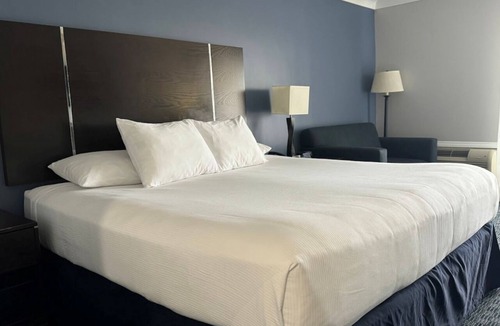 Old Towne Hotel | Executive King Room with Balcony, Free Breakfast and Parking Near Seal Beach