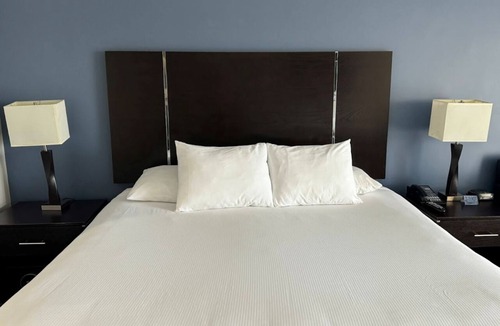 Old Towne Hotel | Executive King Room with Balcony, Free Breakfast and Parking Near Seal Beach