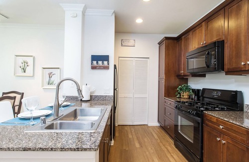 Airport Area Apartment | Executive Scholarship Suite｜Community Pool and Fitness Center｜Free Parking #19