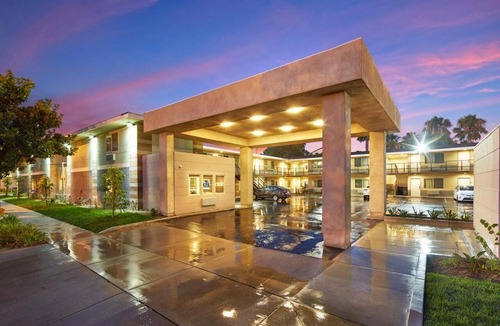 Anaheim Resort Hotel | Explore Anaheim – Steps to Disneyland, Anaheim Ice & Must-See Attractions!