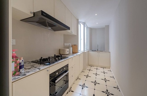 Dapuqiao Apartment | Fabulous 3-bedroom apartment close to Riyueguang Shopping Area