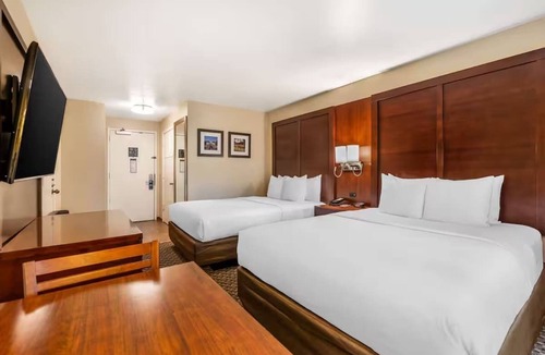 Fairfield Hotel | Fairfield Queen Studio w/Breakfast, Pool & Gym