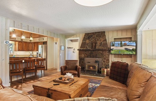 Kings Beach Cabin | Fairway Vacation Rental Cabin - Walk to Lake, On Golf Course