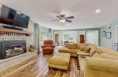 Al Tahoe House | Family and Pet Friendly Home with Hot Tub Studio Short Walk to Lake