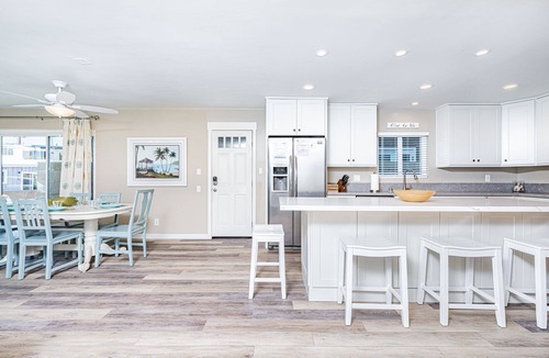 West Newport House | Family Beachside Getaway for 14 with A/C, Only 1/2 Block to the Beach