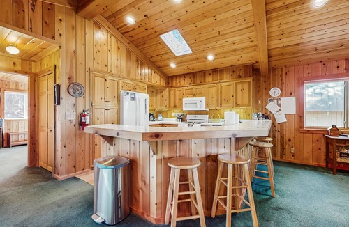 Chamberlands House | Family-Friendly Mountain Home with Decks, Views, Fireplaces, Walk to Beach
