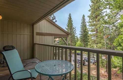Kings Beach House | Family-Friendly Retro Townhouse 1 Mile from Lake