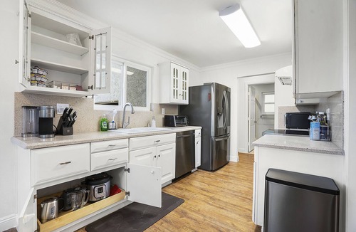 Lincoln Acres House | Family Haven: Sports court/Game Room/King Beds
