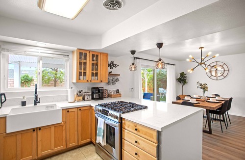 Estates at Canyon Crest House | FAMILY POOL HOME/3-BDR/KING BED/Game Room/Arcade/Sleeps 10/Riverside Downtown