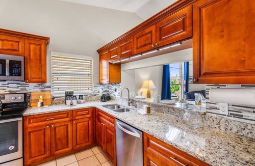 Indian Wells House | Family Retreat Near Disney w/BBQ & Community Pool