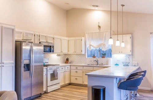 Columbia House | Fenced Pool 4BR King Bed En Route to Lassen