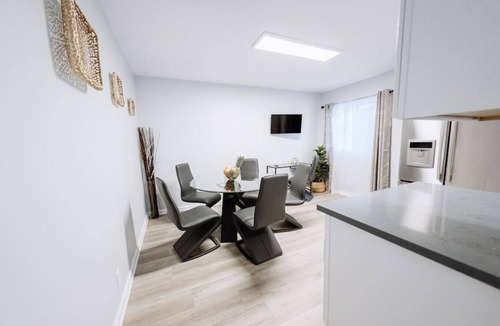 NoHo Arts District Villa | FIFA World Cup: TRANQUIL NOHO GEM: RENOVATED 2BR TOWNHOME w/PRIVATE FENCED PATIO & PARKING p29