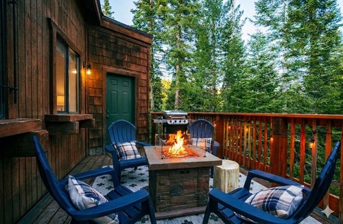 Kingswood Estates Cabin | Fire Pit, Poker Room, 5 min to beach, Dogs welcome