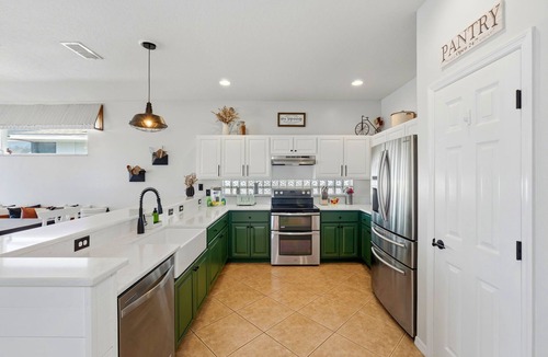Sunset Lakes House | FLAMINGO FARMHOUSE. Your tranquil lake retreat with charm, designer style & private pool by Disney
