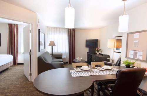 Anaheim Resort Hotel | Full Kitchen & Close to Disneyland & Anaheim Hotspots | 4 Suites Ideal for Group