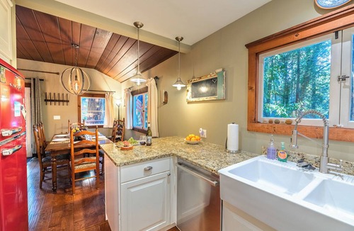 Northwood House | Fun Cabin! Hot Tub~Near Guerneville~Golf~Dog-OK~Little Red House