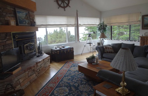 Moss Beach House | Furnished Executive Level Beach House