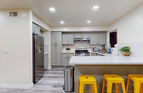 Huntington Beach House | Gorgeous 4-bedroom house with Hot Tub in Huntington Beach I 31 nights +