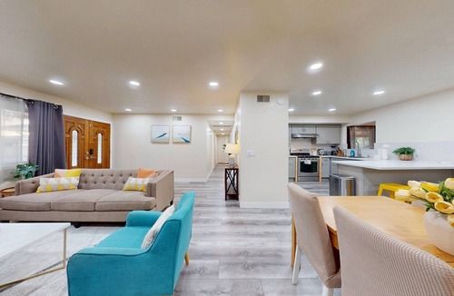 Huntington Beach House | Gorgeous 4-bedroom house with Hot Tub in Huntington Beach I 31 nights +