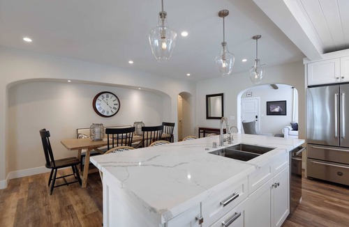 Crown Point House | Gorgeous Designer Oasis in Pacific Beach, central AC, wifi, and parking!