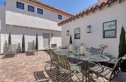 Crown Point House | Gorgeous Designer Oasis in Pacific Beach, central AC, wifi, and parking!