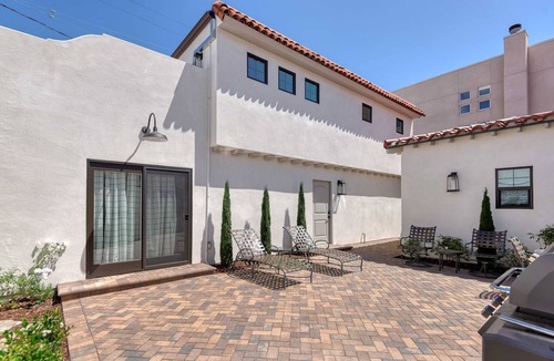 Crown Point House | Gorgeous Designer Oasis in Pacific Beach, central AC, wifi, and parking!