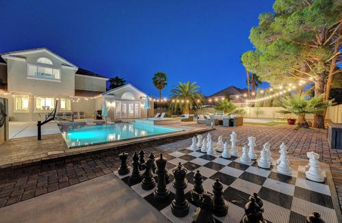 Southfork House | Grand Villa! Pickleball & GameRoom! 12 mins to the strip!