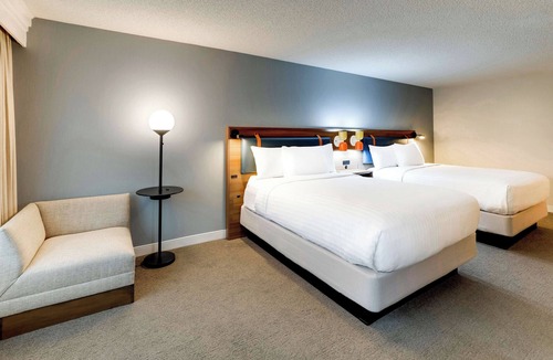 Oyster Point Hotel | Great Value, Quality Stay! Pet-friendly Property, Near Costaños Canyon Park