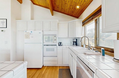 Gualala House | Gualala 3BR ocean-view home with private hot tub — dogs welcome
