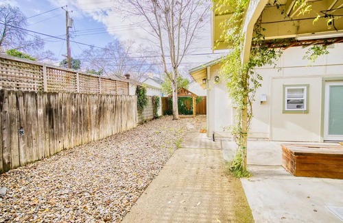 Land Park Cottage | Guesthouse in Friendly, Walkable Neighborhood