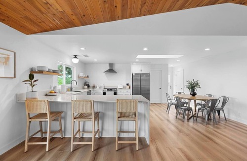 North Hilltop House | Guests call this stay the standard. Top 1% home, 4.95 stars. Fully fenced half-acre yard, mountain views, EV charging, garage parking, and fast WiFi — everything families and pets need for an easy stay in Redding.
